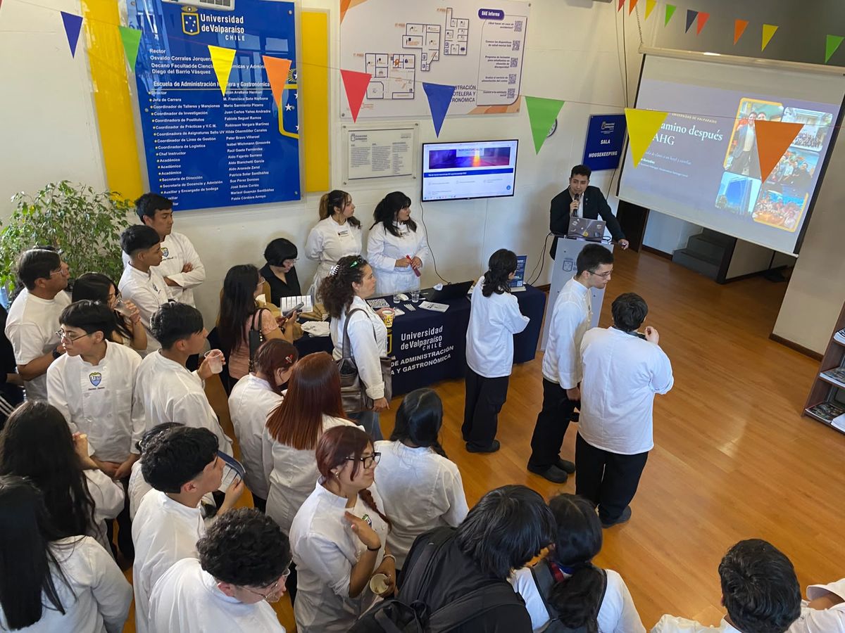 Asistentes de AHG Experience 2026 en el hall de la Escuela AHG UV