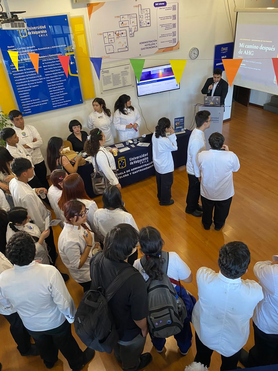 Asistentes en el hall de la Escuela durante AHG Experience 2026