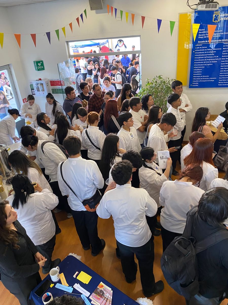 Hall de la Escuela AHG lleno de estudiantes durante AHG Experience 2026