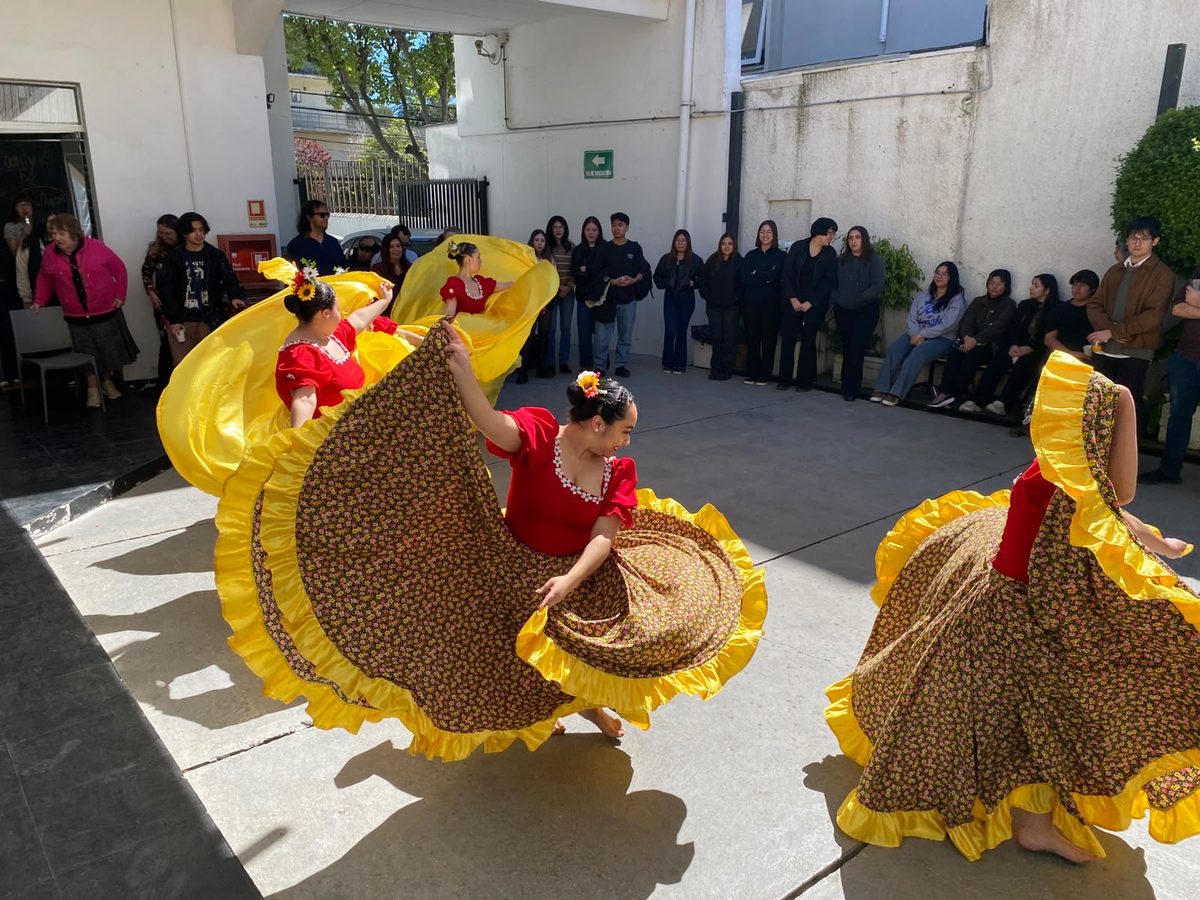 Integrantes del conjunto folclórico Tradiciones Nuevo Amanecer durante una danza tradicional en el patio de la Escuela