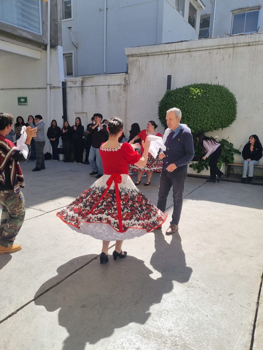 El director de la Escuela, Julián Arellano Herman, baila cueca junto a una integrante del conjunto folclórico