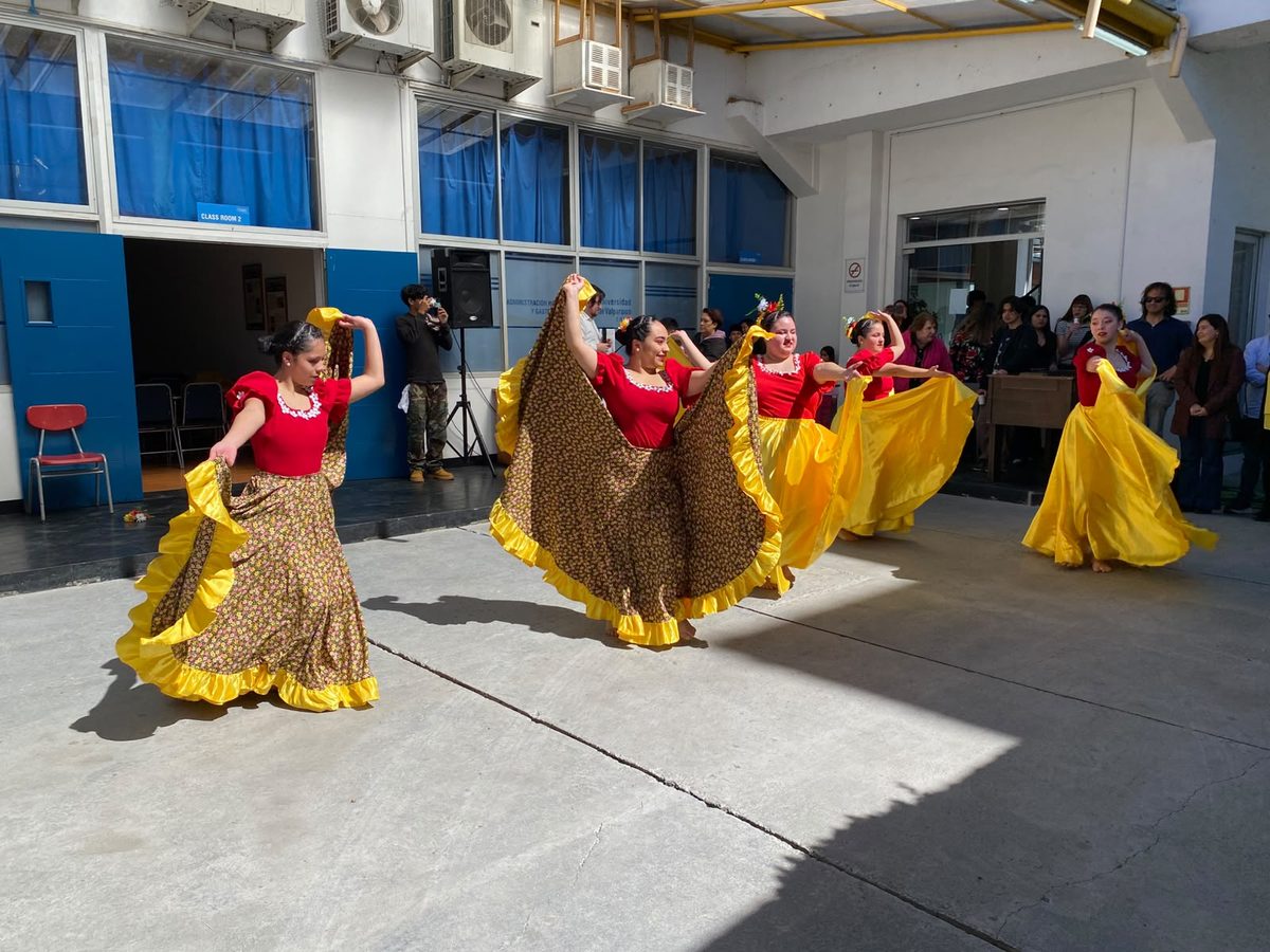 Integrantes del conjunto folclórico Tradiciones Nuevo Amanecer durante su presentación en el patio de la Escuela