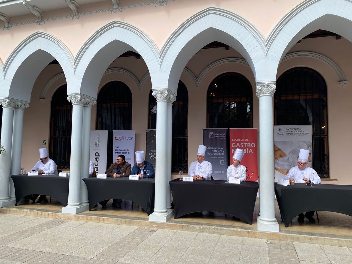 Mesas del jurado del concurso, entre ellas la de la Escuela de Administración Hotelera y Gastronómica de la UV