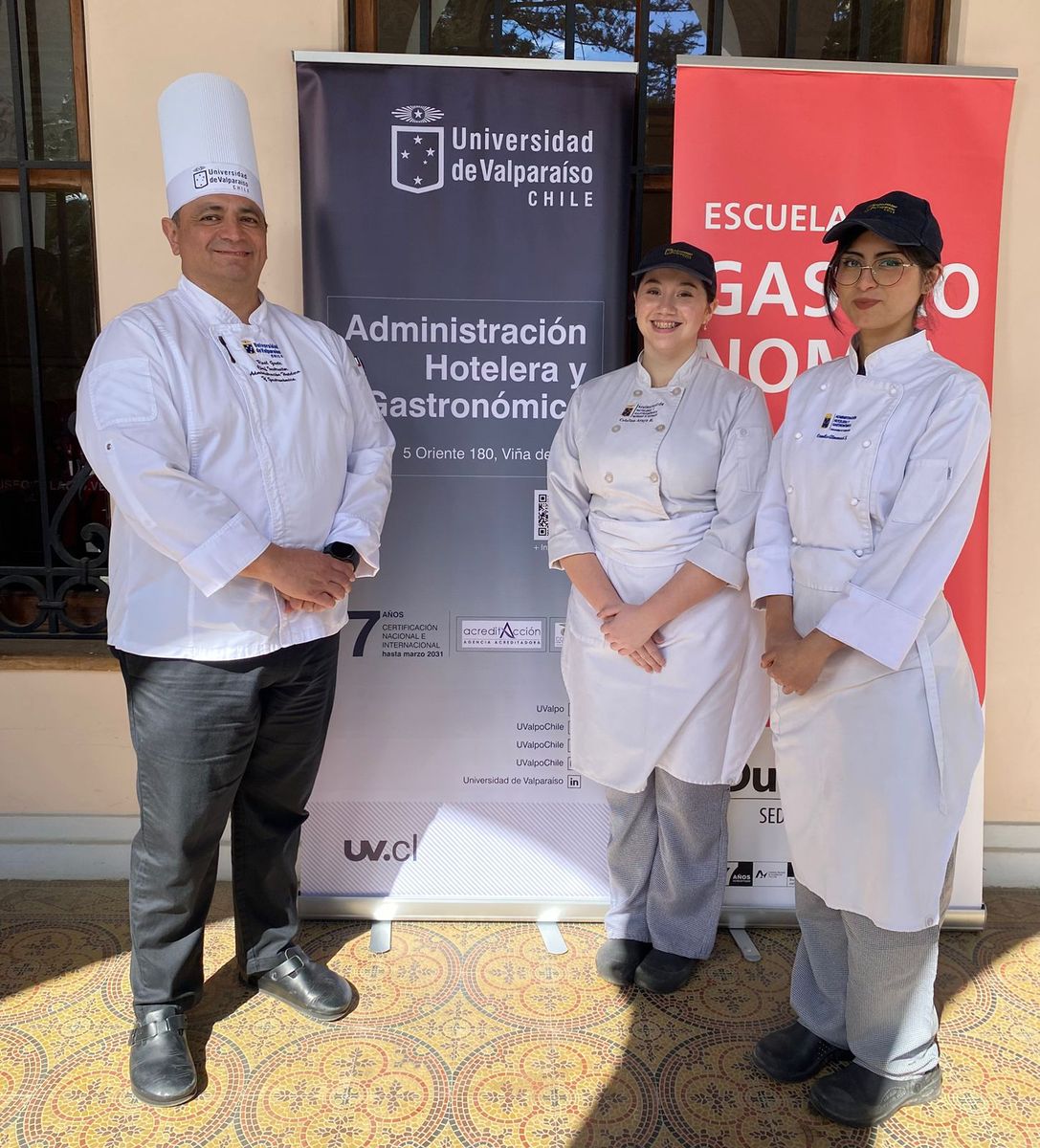 Chef instructor Raúl Gaete junto a estudiantes de la Escuela de Administración Hotelera y Gastronómica de la UV