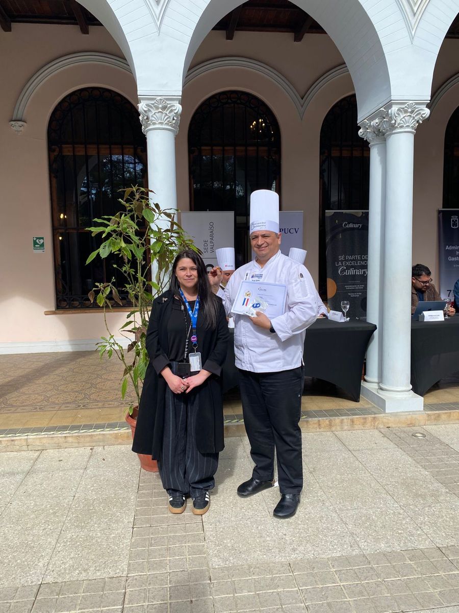 Chef instructor Raúl Gaete recibiendo el certificado de participación como jurado del concurso