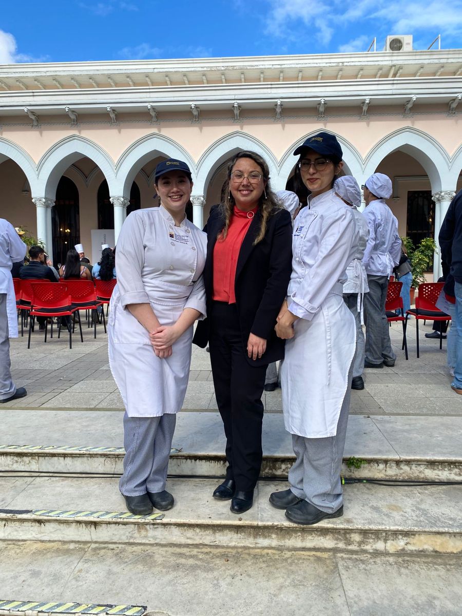 Estudiantes de la Escuela de Administración Hotelera y Gastronómica de la UV en la premiación del concurso