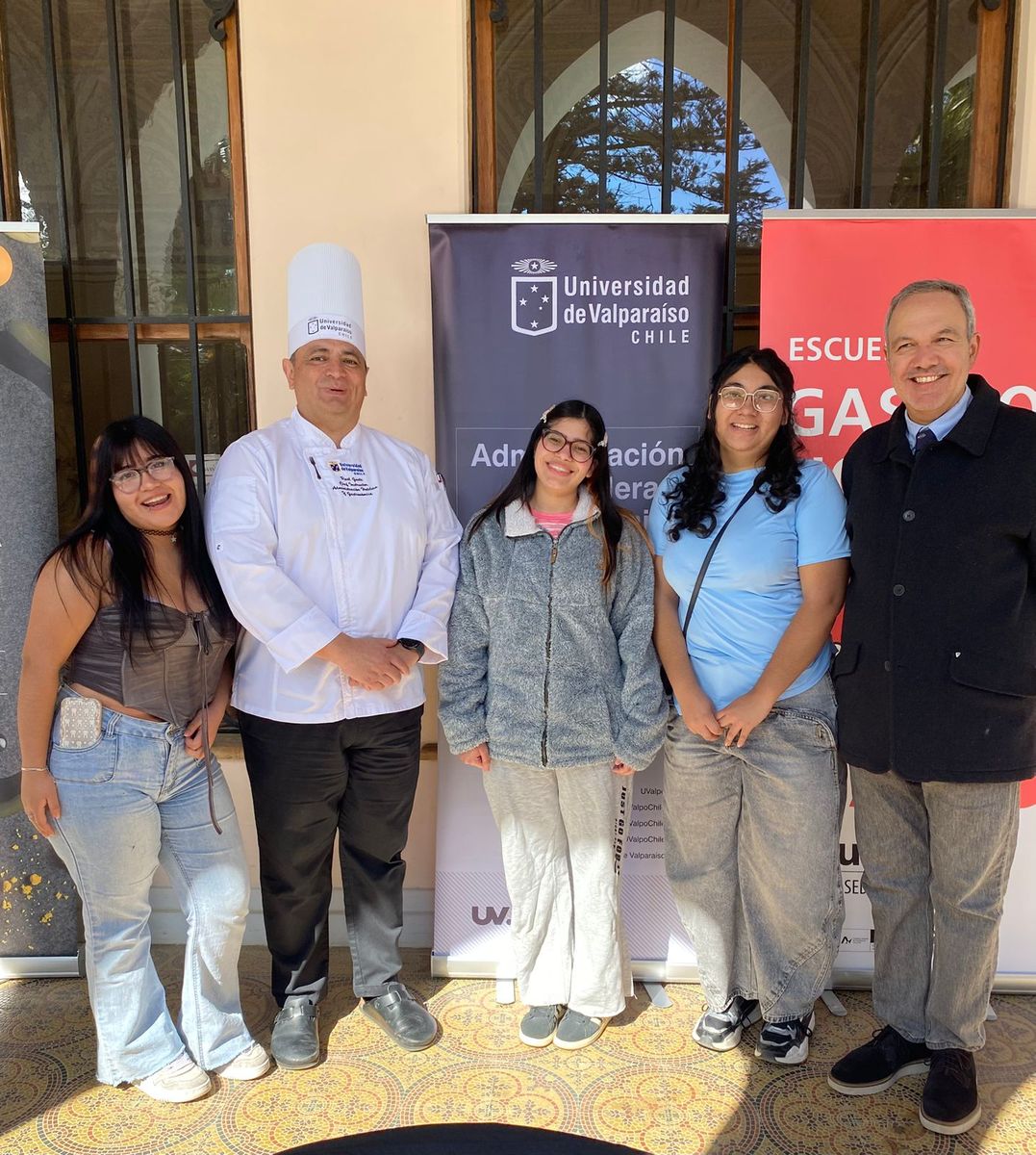 Equipo de la Escuela de Administración Hotelera y Gastronómica de la UV en el concurso La Mejor Empanada de Viña del Mar 2026