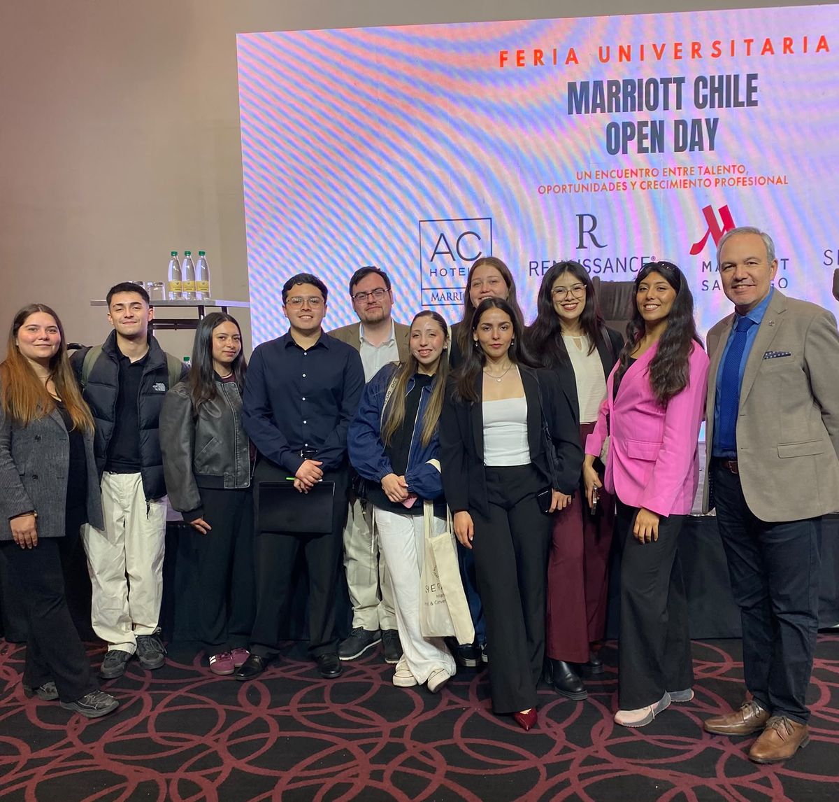 Estudiantes de la Escuela AHG UV en la Feria Universitaria Marriott Chile Open Day