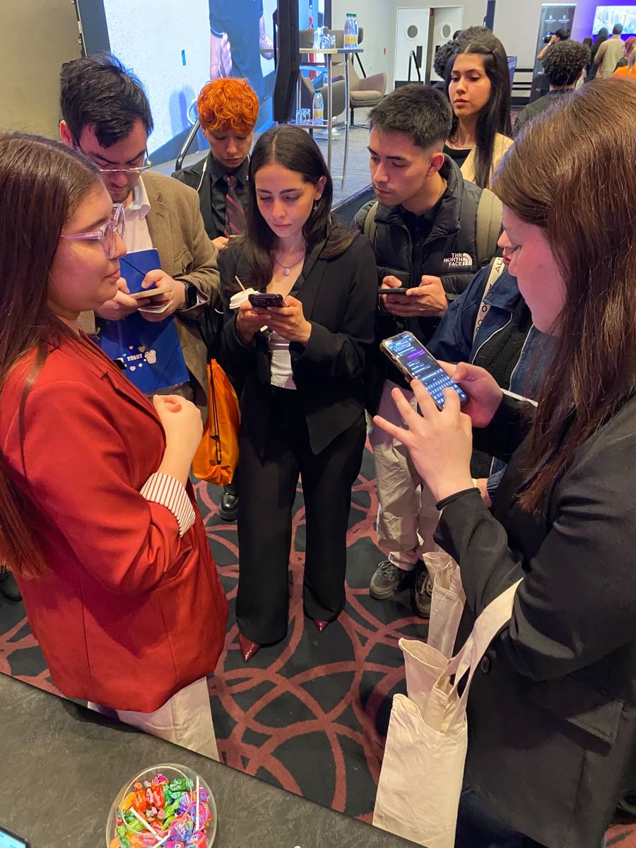 Estudiantes de la Escuela AHG UV conversan con una representante de uno de los hoteles participantes