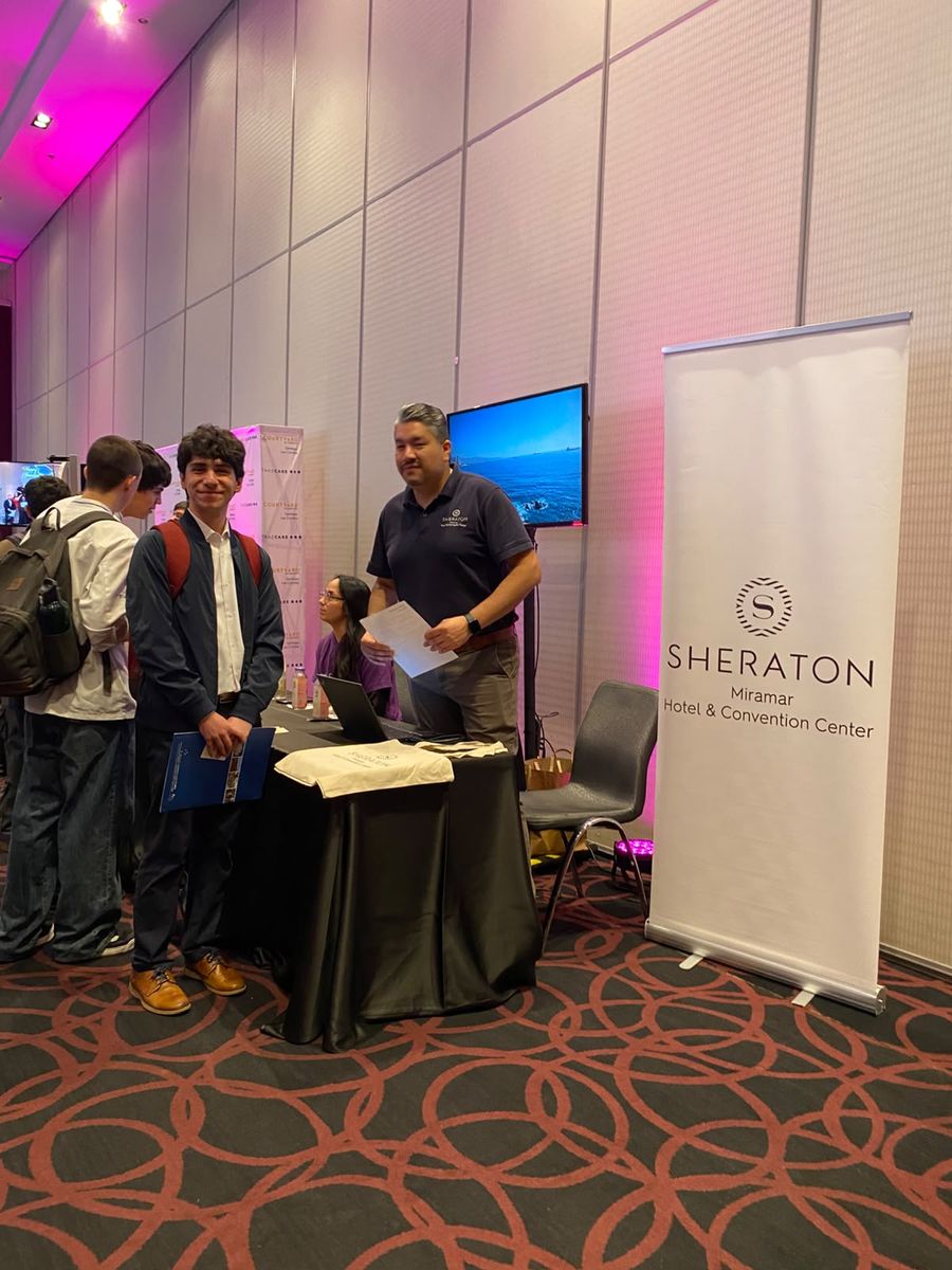 Estudiantes en el stand de Sheraton Miramar Hotel & Convention Center