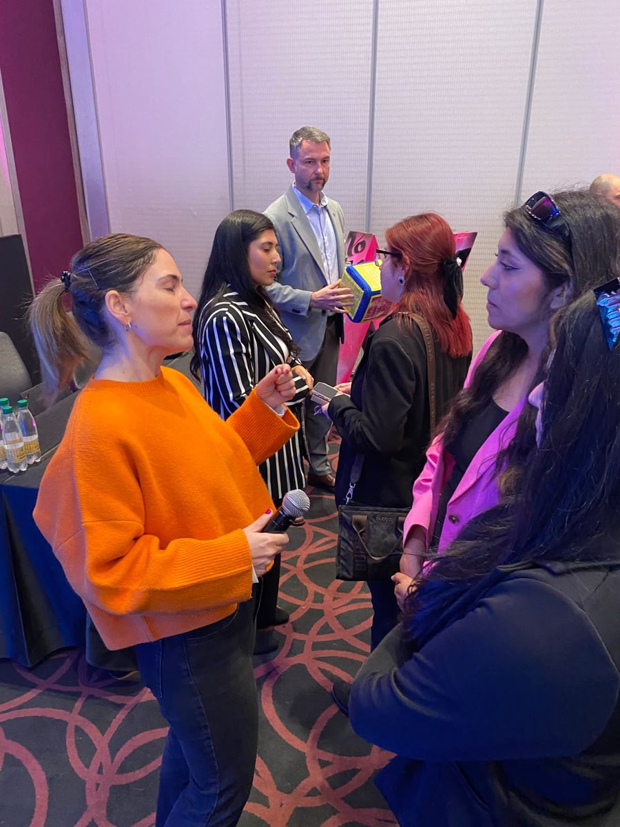 Estudiantes conversan con representantes de los hoteles durante la feria