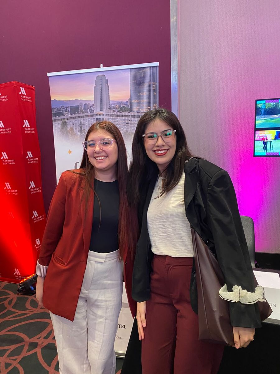 Estudiantes de la Escuela AHG UV en la Feria Universitaria Marriott Chile Open Day