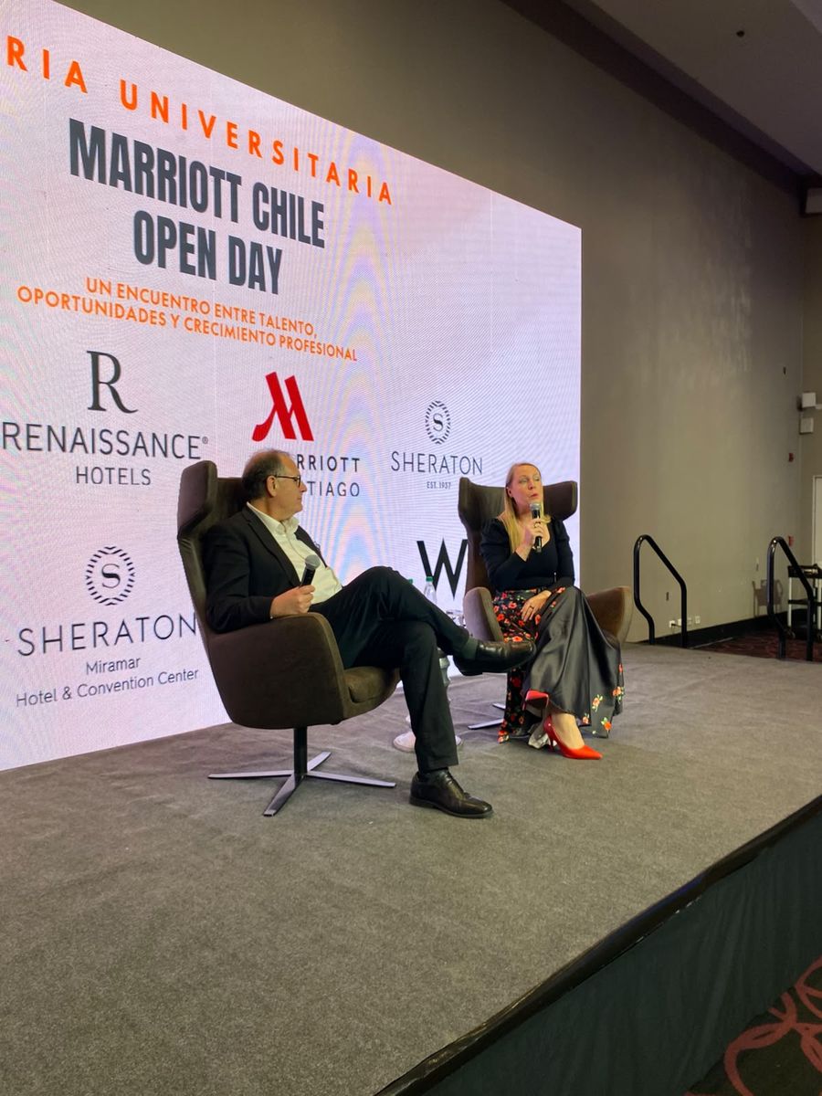 Conversatorio en el escenario de la Feria Universitaria Marriott Chile Open Day