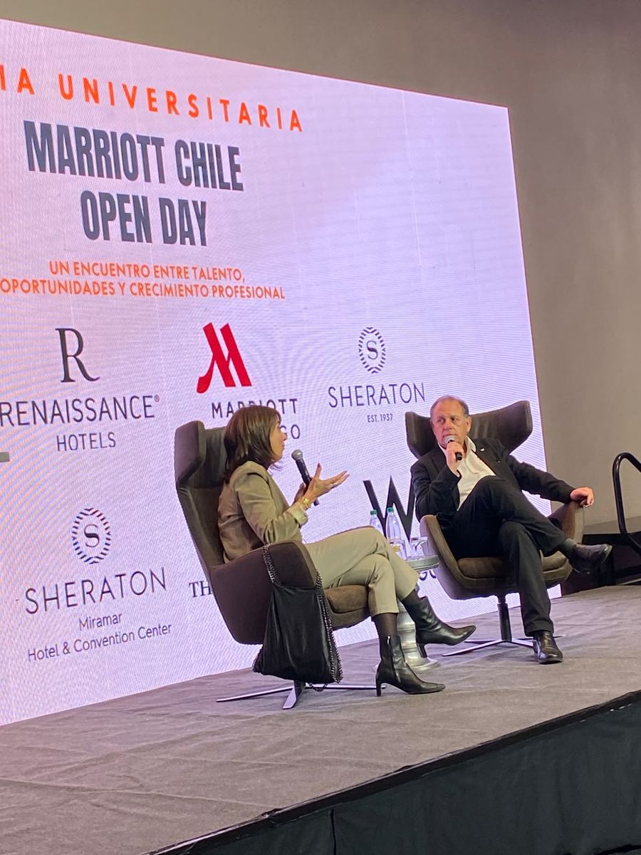 Invitados conversan en el escenario principal del Marriott Chile Open Day