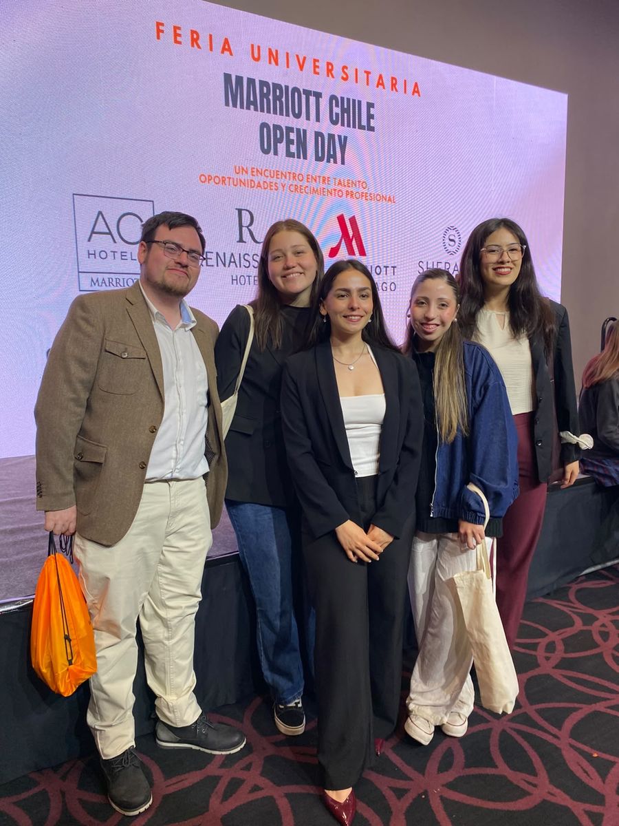 Estudiantes de la Escuela AHG UV frente a la pantalla del Marriott Chile Open Day