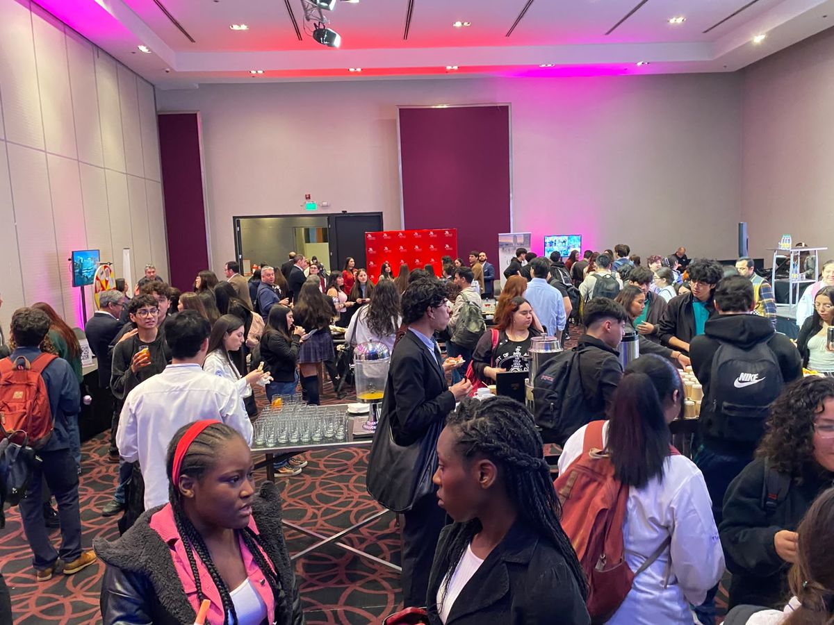 Estudiantes de distintas instituciones recorren la Feria Universitaria Marriott Chile Open Day