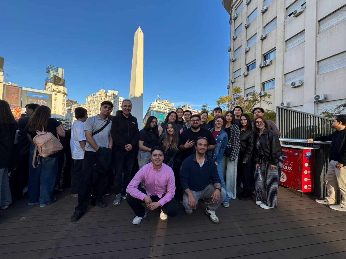 Estudiantes de la carrera frente al Obelisco de Buenos Aires