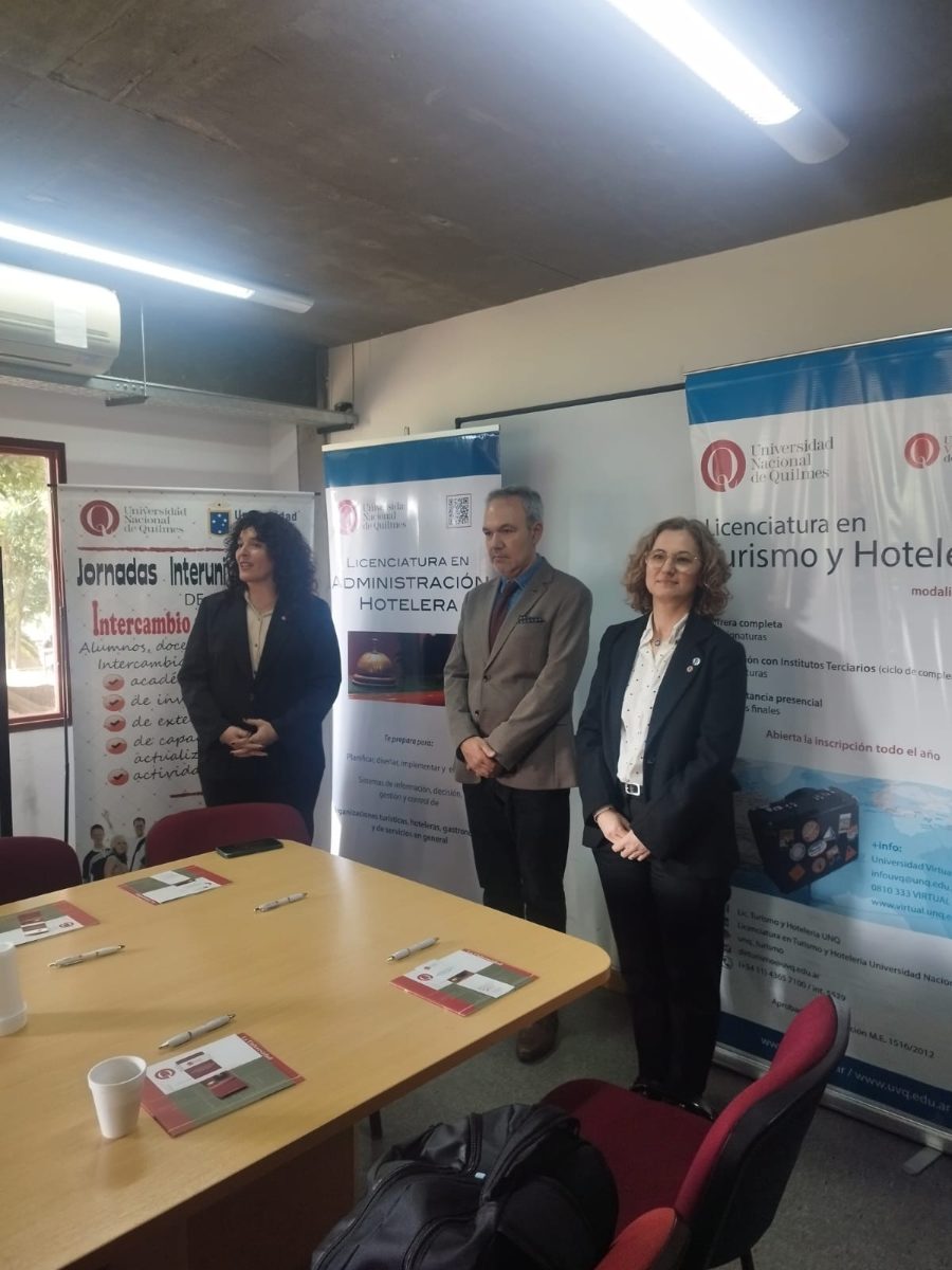 Apertura de las Jornadas Interuniversitarias en la Sala del Consejo Departamental de la Universidad Nacional de Quilmes