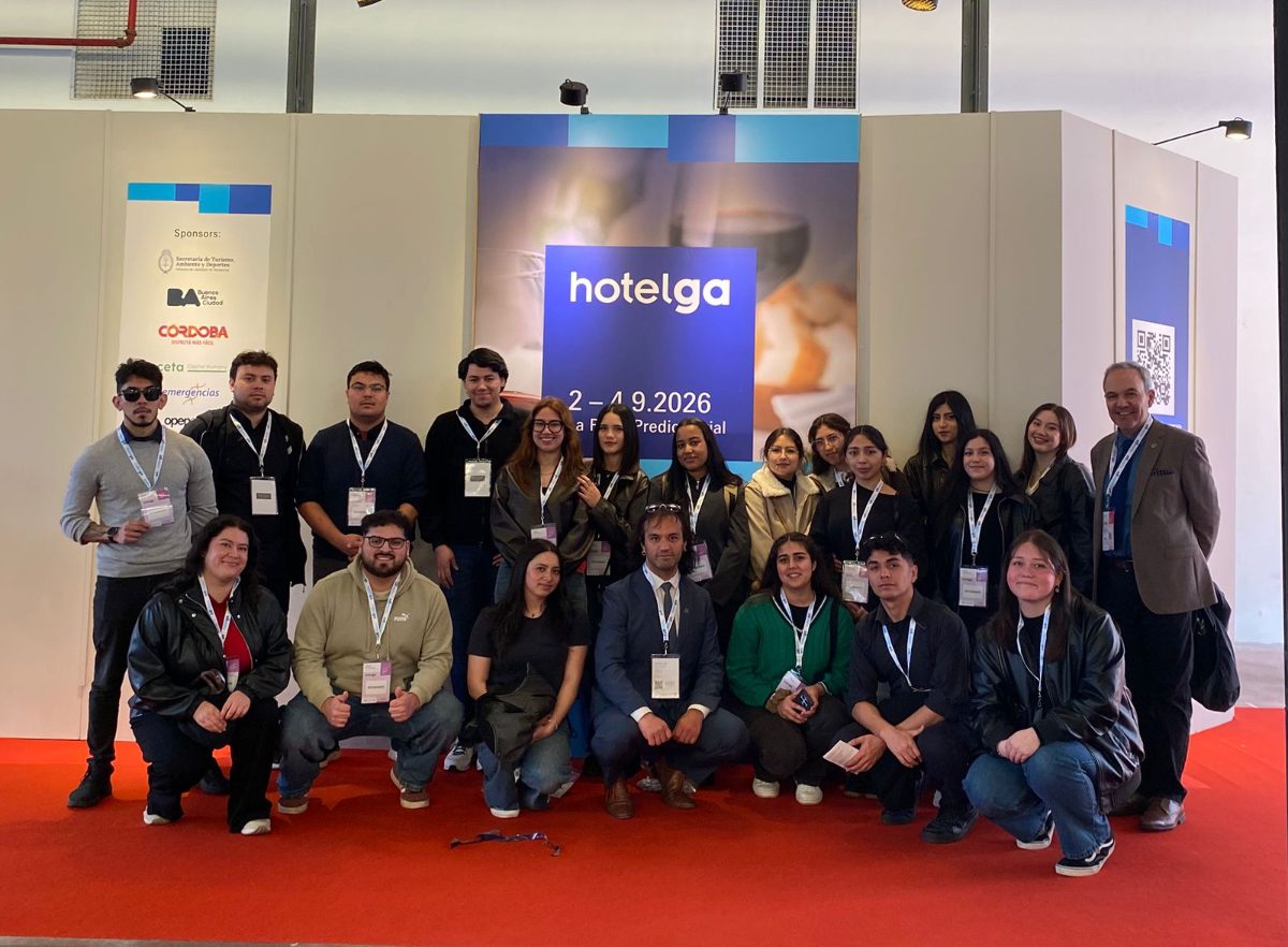 La delegación de la Escuela de Administración Hotelera y Gastronómica de la UV en HOTELGA 2026