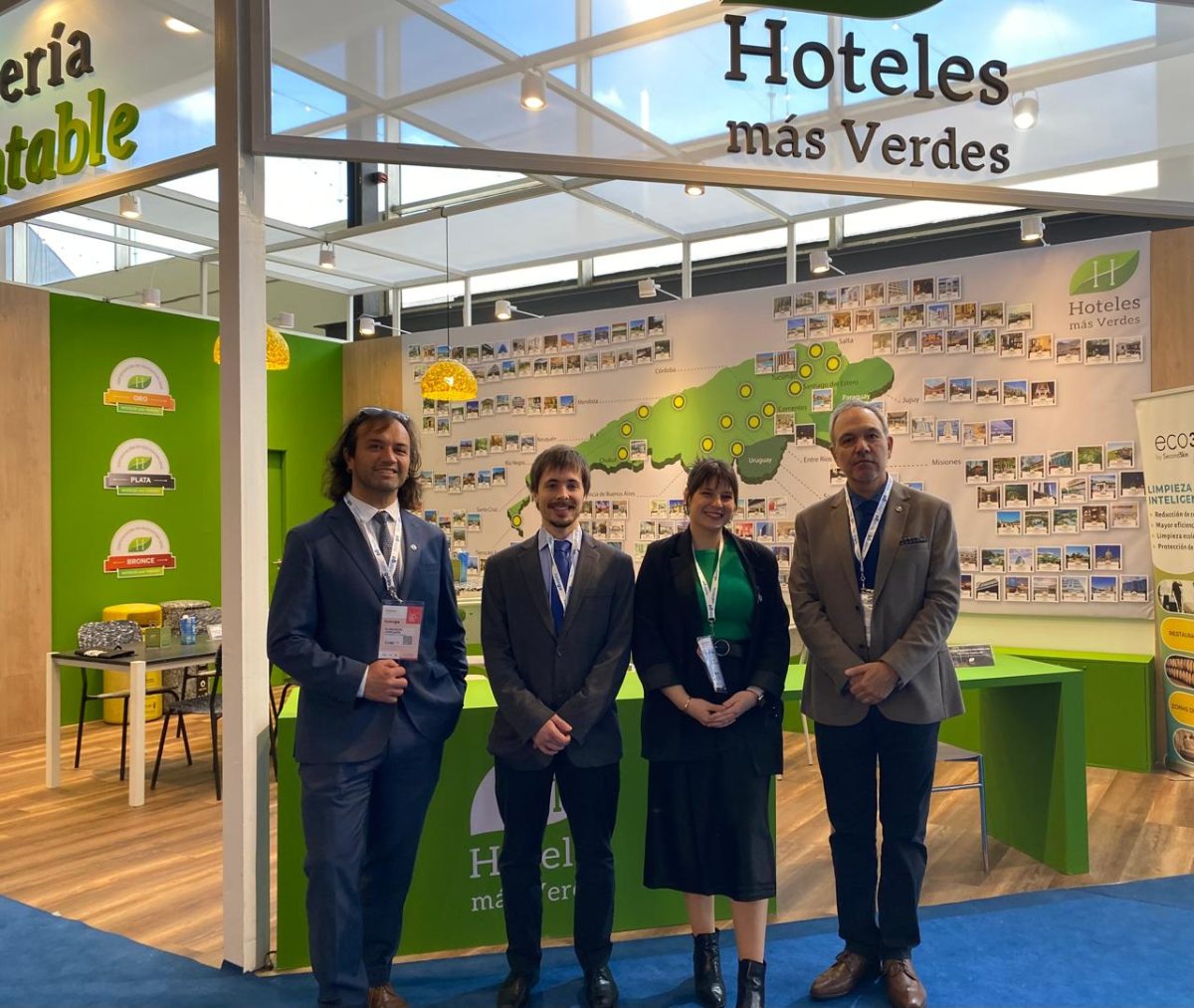 Docentes de ambas universidades en el stand del programa Hoteles Más Verdes de la AHT