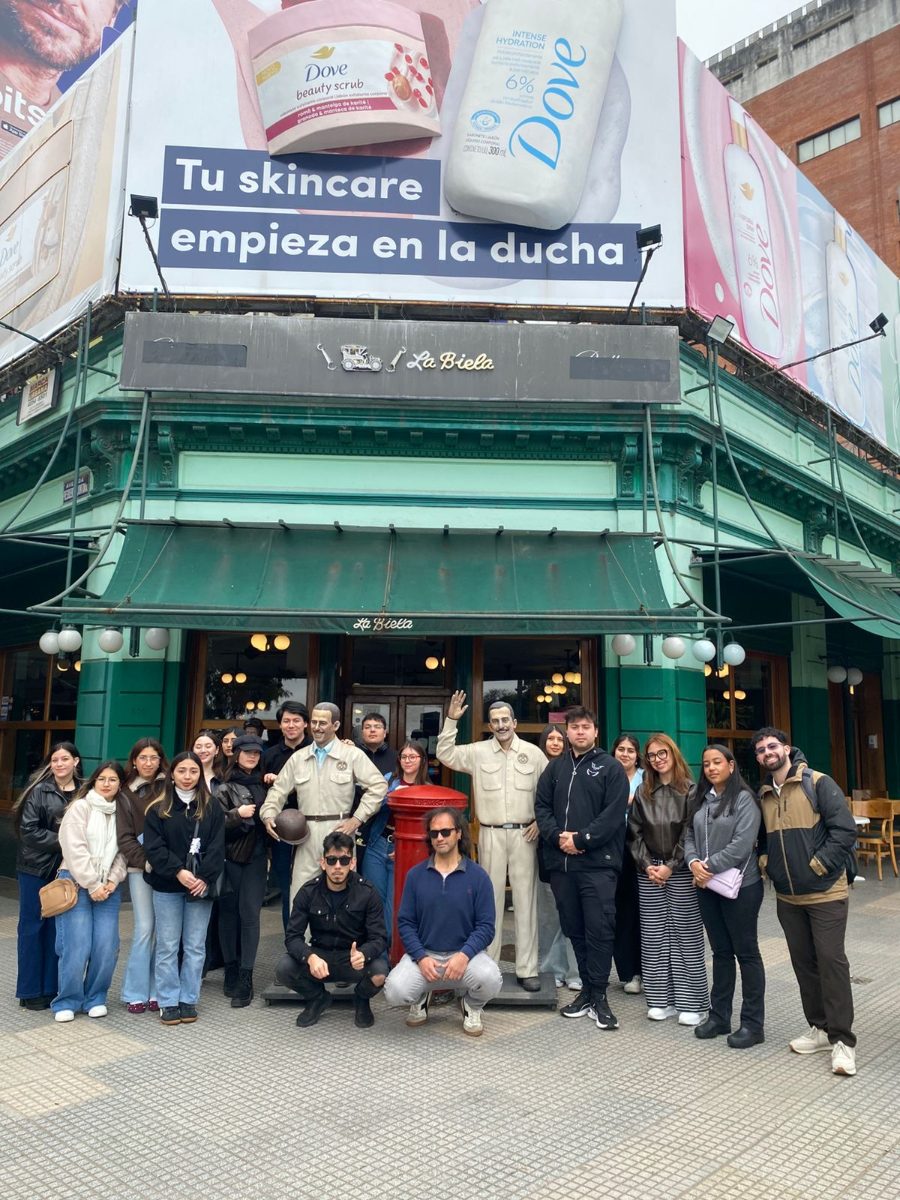 Estudiantes de la carrera durante el recorrido cultural por el barrio de Recoleta, en Buenos Aires