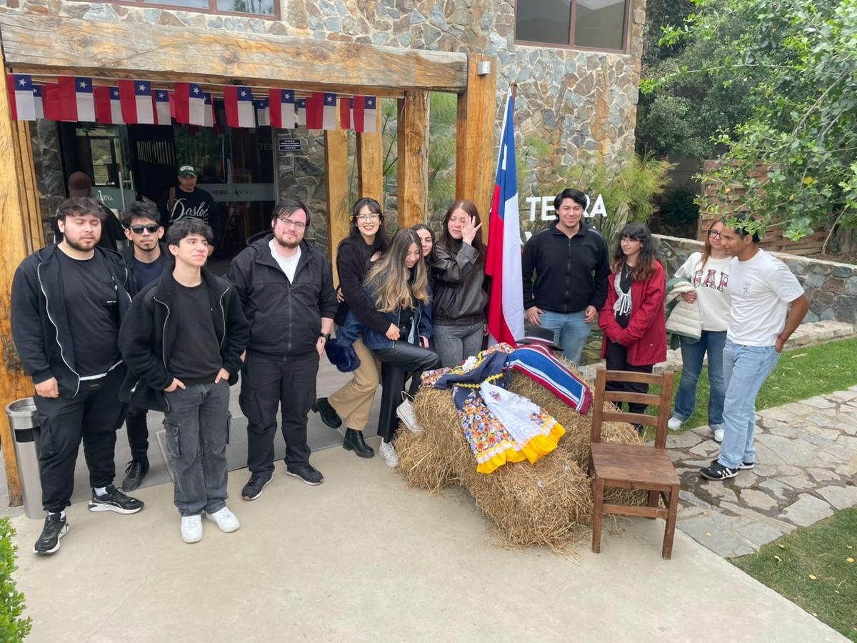Estudiantes de la Escuela AHG UV frente al centro de eventos Terra Viva, en Olmué