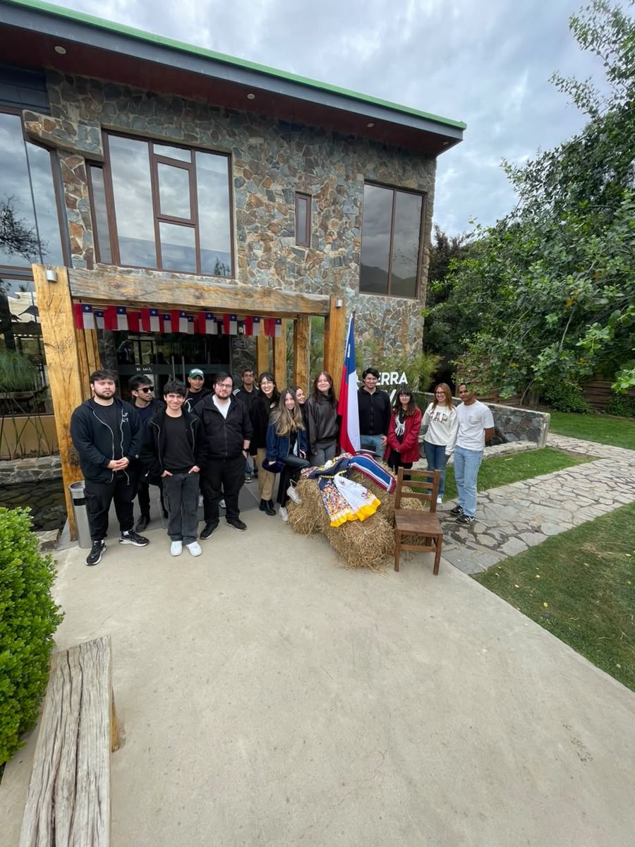 Grupo del curso de Gestión de Calidad frente al edificio de piedra de Terra Viva