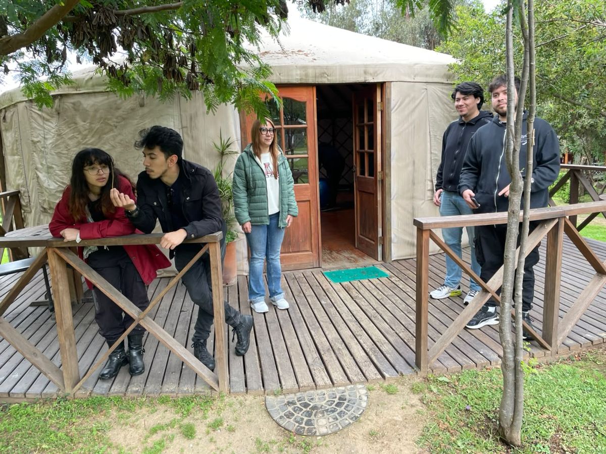 Estudiantes en la terraza de una yurta de Olmué Natura Lodge & Spa