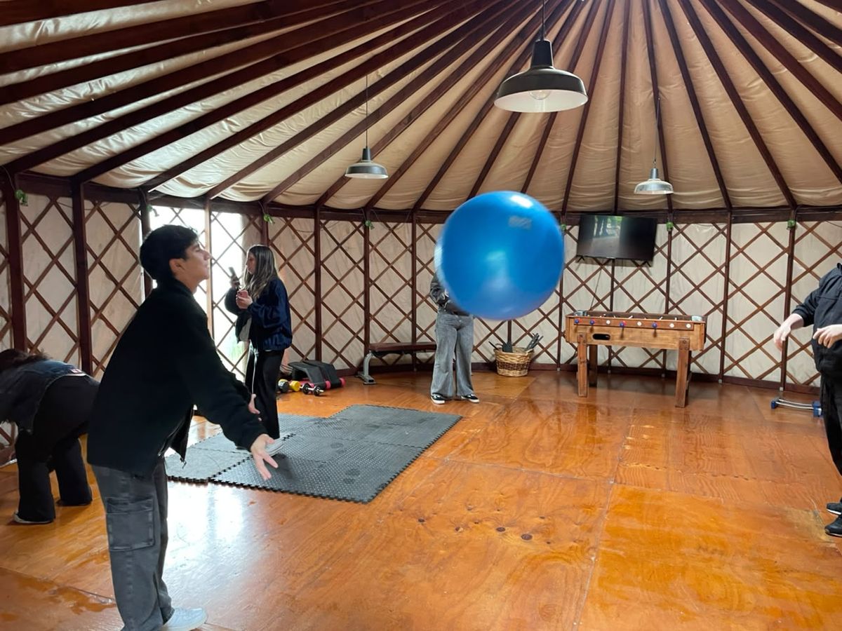 Estudiantes de la Escuela AHG UV en el interior de una yurta durante la visita