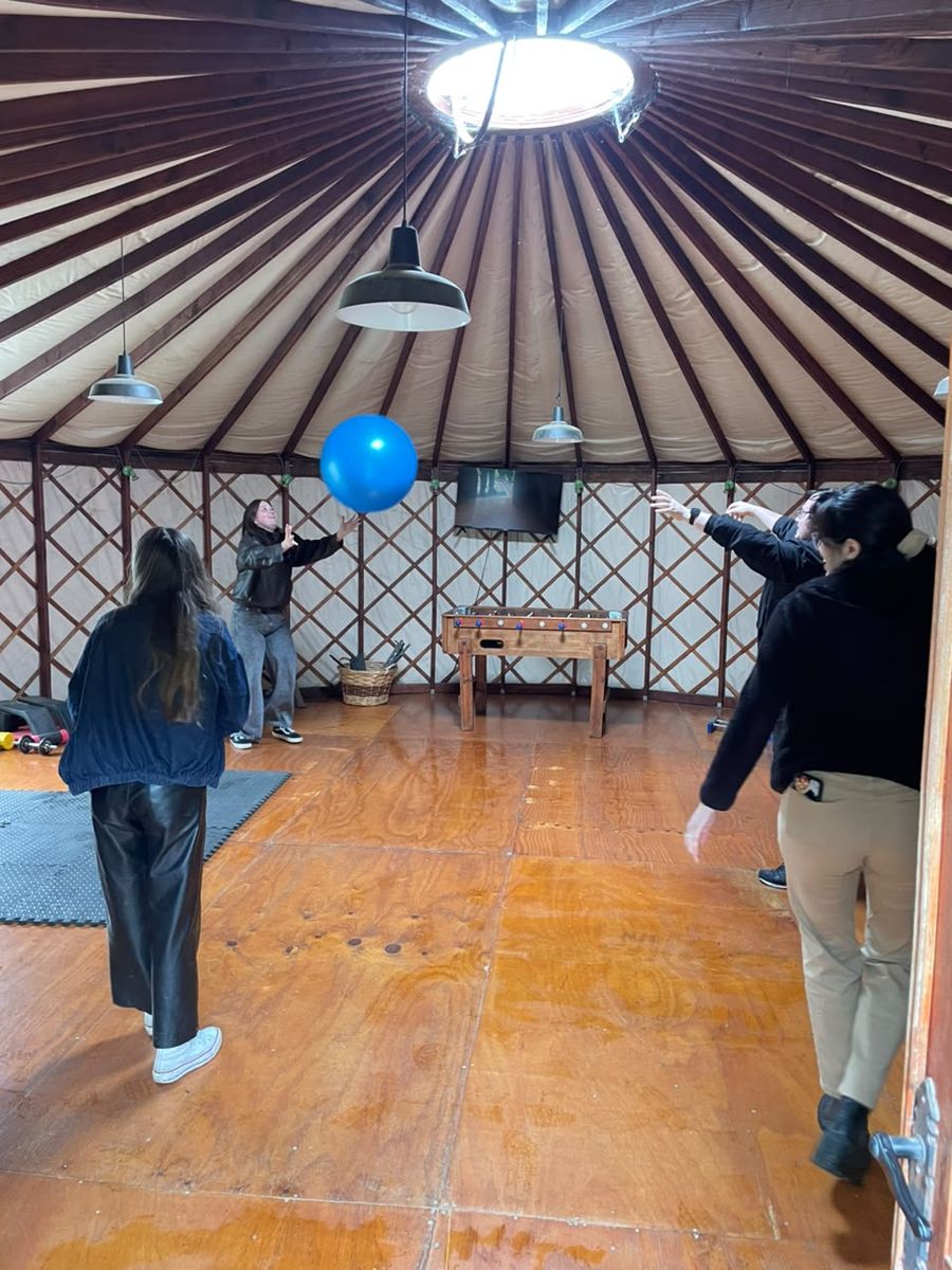 Estudiantes recorren el interior de una yurta de Olmué Natura